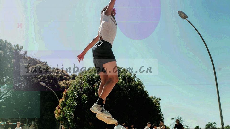 提交、受理、回复三个粗边框方块以横向箭头串联而成的工单流程示意图